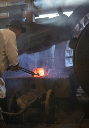 Prisutdelning av Årets Arbetsmyra 2025. Lars-Olof Johansson Arbetets museums vänförenings ordförande och pristagaren Jonas Svantesson