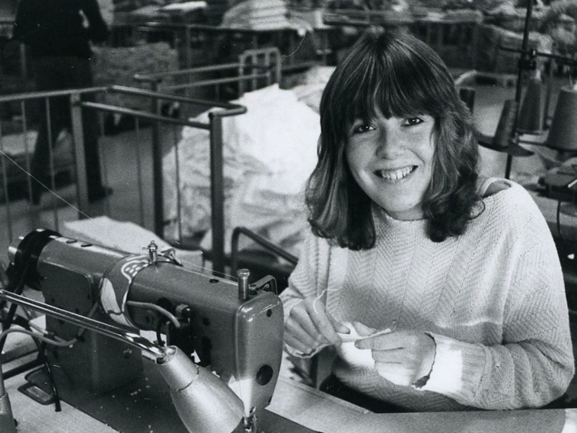 Bild: Sömmerska vid trikåfabrik i Gällstad. Foto: Textilmuseets arkiv